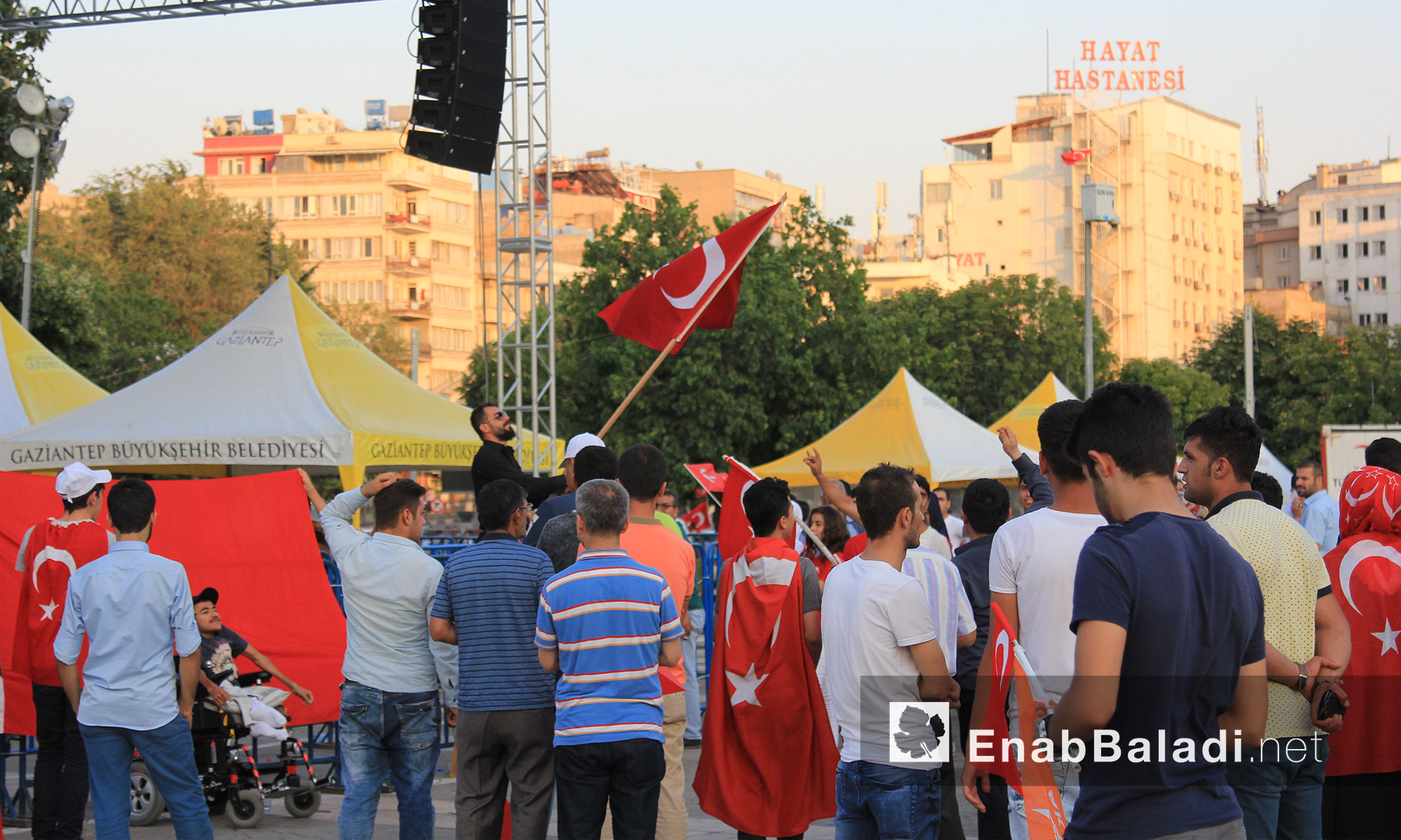 تجمعات شعبية حضرها صحفيون سوريون بمشاركة نقابة الصحفيين الأتراك في ساحة الديمقراطية بمدينة غازي عنتاب التركية - الاثنين 18 تموز (عنب بلدي)