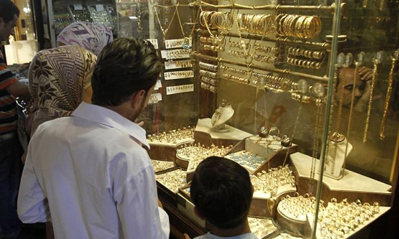السوريون يقف أمام محل لبيع المجوهرات في دمشق القديمة(رويترز)