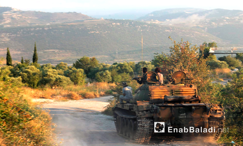 مقاتلو المعارضة في طريقهم لاستهداف مواقع قوات الأسد على جبهة جبل شلف بريف اللاذقية - الأربعاء 13 تموز (عنب بلدي)