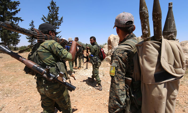 جنود من قوات "سوريا الديمقراطية" في محيط منبج- 13 حزيران (رويترز)