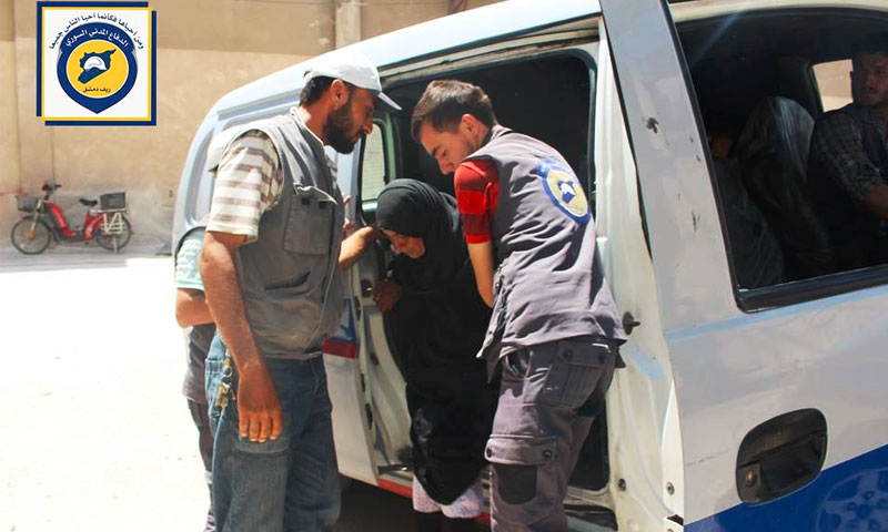 عناصر الدفاع المدني يسعفون جرحى حوش نصري بريف دمشق - الأحد 17 تموز (إنترنت)