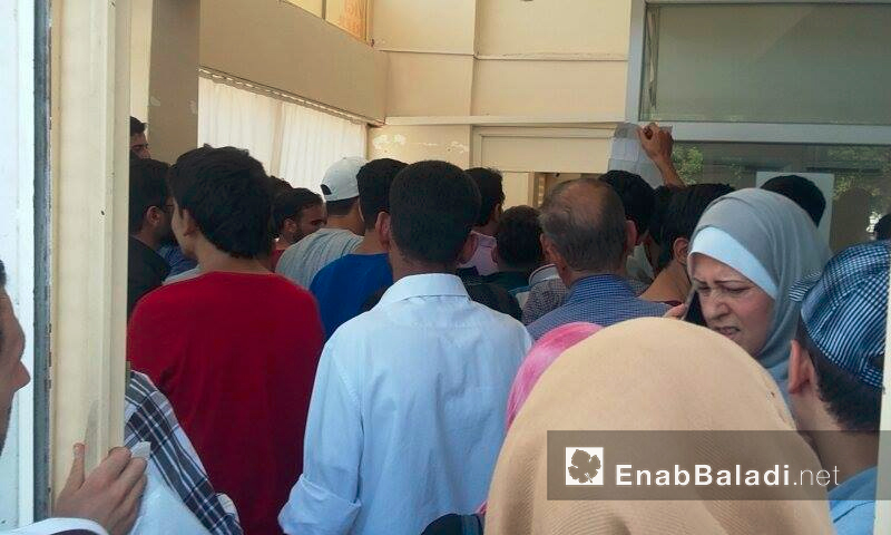 سوريون داخل مركز منح "الكيمليك" في أورفة التركية - الاثنين 18 تموز (عنب بلدي)