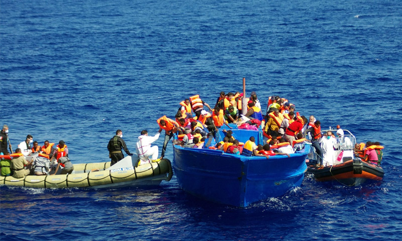 تعبيرية: مهاجرون داخل قارب في البحر المتوسط (AFP)