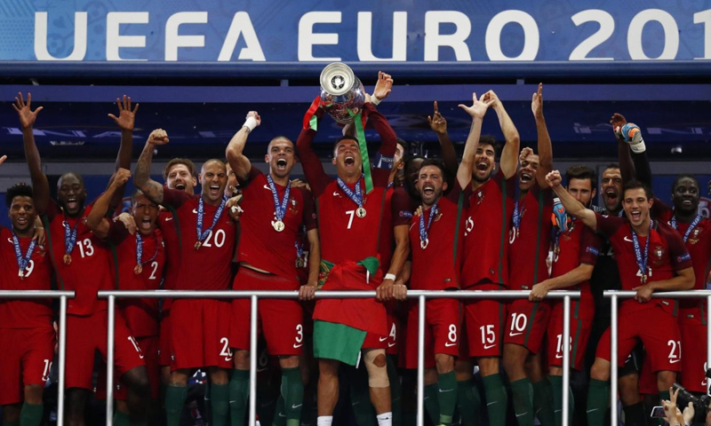 تتويج المنتخب البرنغالي بلقب يورو 2016 (انترنت)
