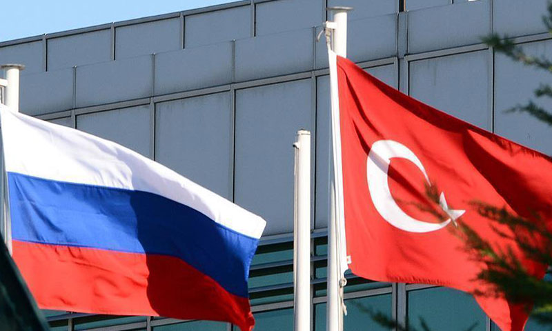 العلم التركي (يسار) إلى جوار العلم الروسي (إنترنت)