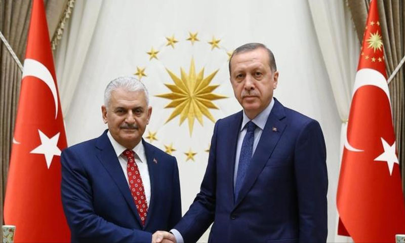 الرئيس التركي رجب طيب أردوغان ورئيس وزارئه بن علي يلدريم (إنترنت)