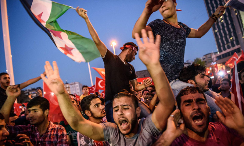 مظاهرات في ساحة تقسيم بمدينة اسطنبول التركية لسوريين يشاركون أتراك أفراحهم بفشل الانقلاب - (المصور أوزان كوسي - ِAFP