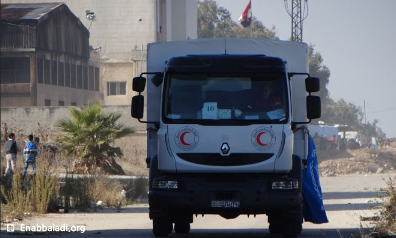 قافلة مساعدات تدخل حي الوعر في حمص - كانون الأول 2015 (أرشيف عنب بلدي)