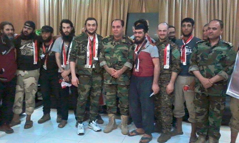 أسرى "النصرة" الفارين بين ضباط من النظام السوري بعد هروبهم - الثلاثاء 26 تموز (دمشق الآن الموالية)