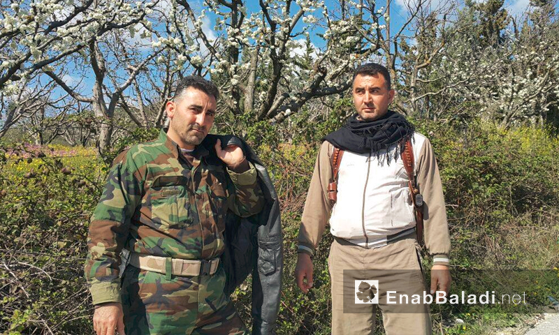 قائد اللواء 56 مشاة في الفرقة 13، زاهر الأحمد إلى يمين الصورة (عنب بلدي)