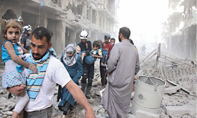 رجال الدفاع المدني ومواطنون يسيرون وسط الركام إثر الغارات الجوية على حلب (AMC)