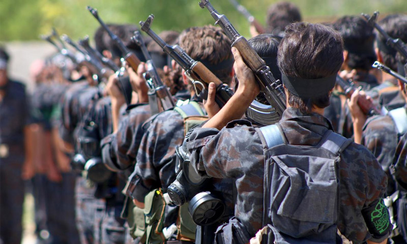 مقاتلون في حركة "أحرار الشام الإسلامية"، خلال تدريب في غوطة دمشق الشرقية - حزيران 2015 (الأناضول)