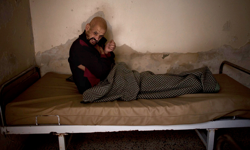 مريض في دار للعجزة في حلب القديمة - 18 كانون الأول 2012 (AFP)