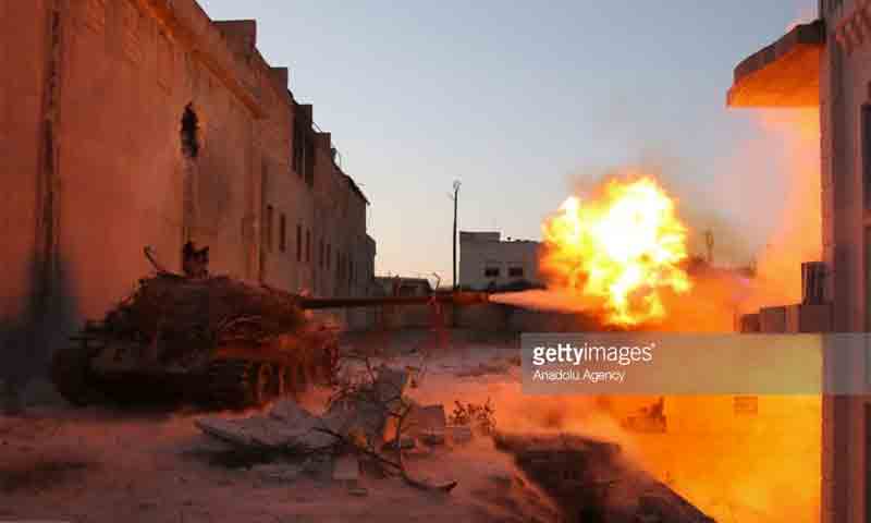 دبابة لمقاتلي المعارضة تستهدف مواقع قوات الأسد في جبهة الملاح شمال حلب - 10 تموز 2016 (مصطفى سلطان - الأناضول)