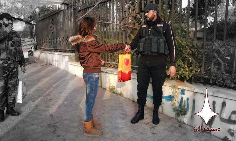 مراسلة في فريق "دمشق الآن" تقدّم هدايا لحواجز النظام السوري في دمشق (إنترنت)