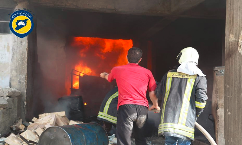 محاولة إطفاء النار من رجال الدفاع المدني في حي الانصاري في حلب 4 تموز ( صفحة المركز فيس بوك)
