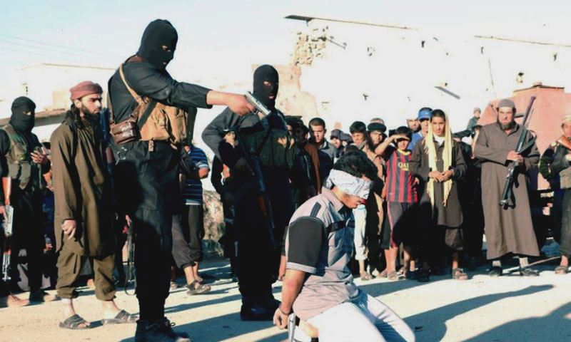 أرشيفية- إعدام أحد المواطنين من قبل تنظيم "الدولة الإسلامية" (إنترنت)