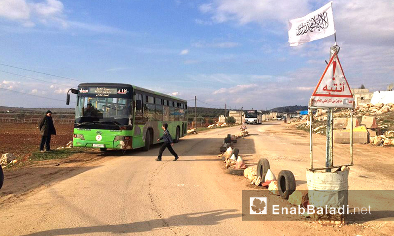 نازحو شمال حلب في دارة عزة يتجهون نحو حلب وإدلب – الأربعاء 10 شباط 2016 (أرشيف عنب بلدي).
