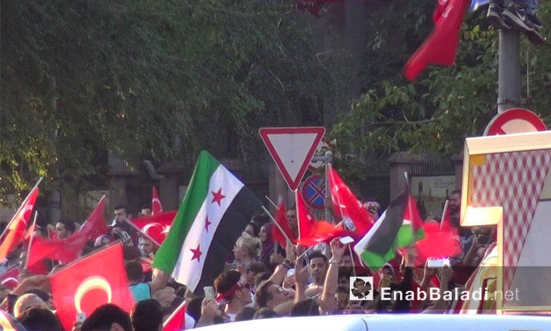متظاهرون يرفعون علم الثورة السورية في مظاهرة تدعم الحكومة التركية في وجه الانقلاب في اسطنبول - 16 تموز 2016 (عنب بلدي)