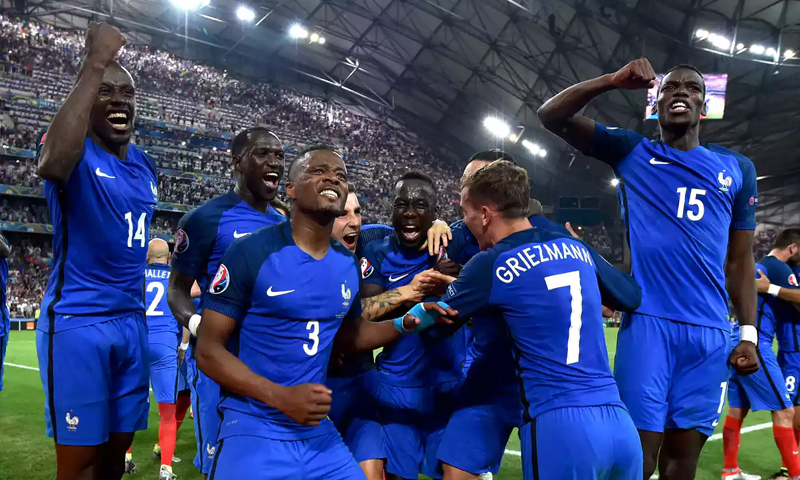 فرحة المنتخب الفرنسي بالتأهل لنهائي "اليورو" - 7 تموز 2016 (AFP)