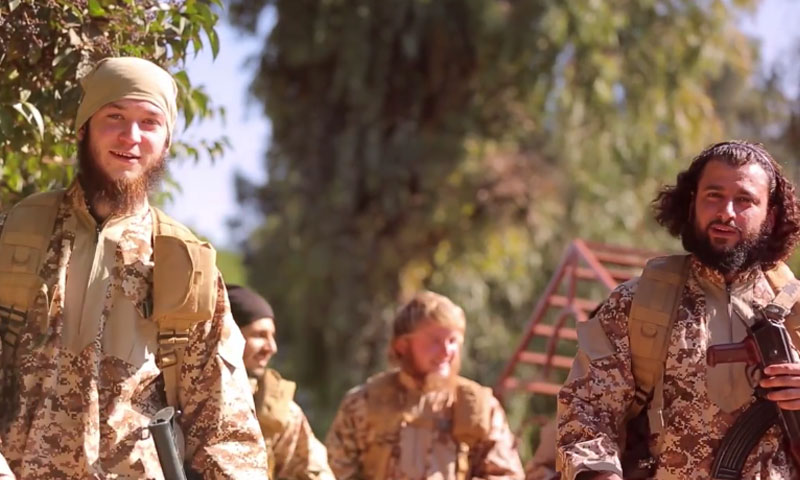مقاتلون من تنظيم "الدولة الإسلامية" في إصدار "صرح الخلافة" (يوتيوب)