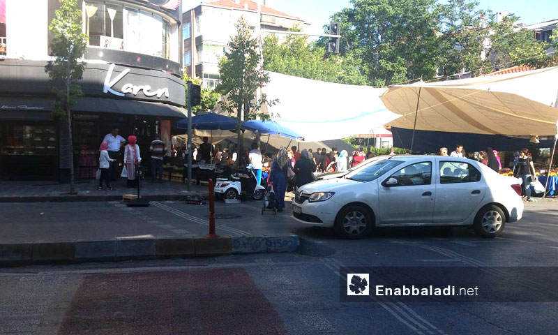أحد الأأسواق الشعبية في منطقة الفاتح في مدينة اسطنبول- الجمعة 1 تموز (عنب بلدي)