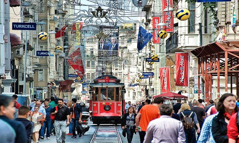 شارع الاستقلال وسط مدينة اسطنبول التركية (إنترنت)