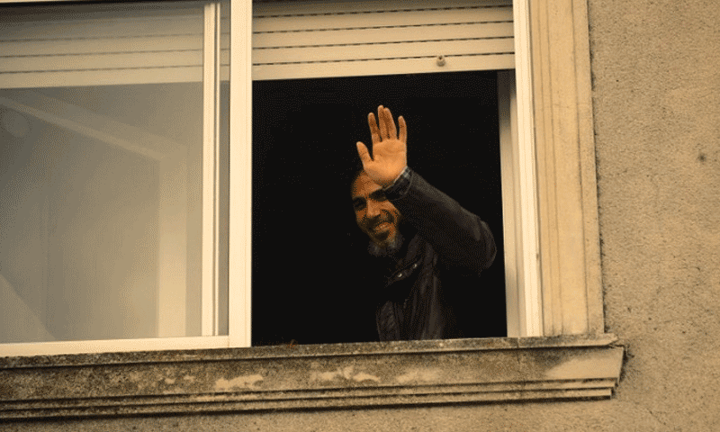 السوري جهاد دياب ملوحًا من منزله السابق في الأوروغواي (إنترنت)