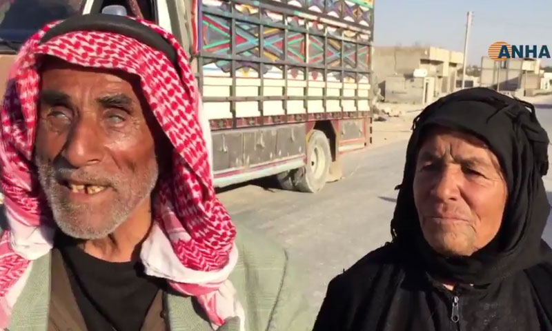 مسنان هاربان من مدينة منبج- 27 تموز (وكالة ANHA الكردية)