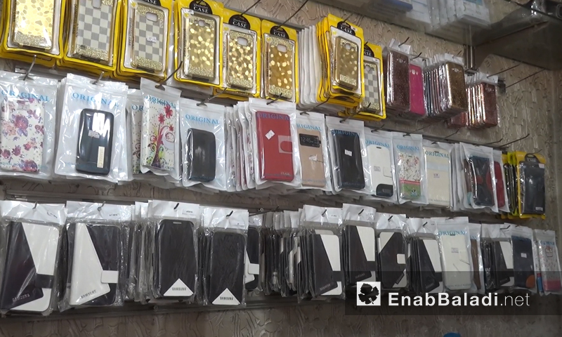 إكسسوارات أجهزة هواتف نقالة معروضة للبيع في أحد المحلات في حلب (عنب بلدي)