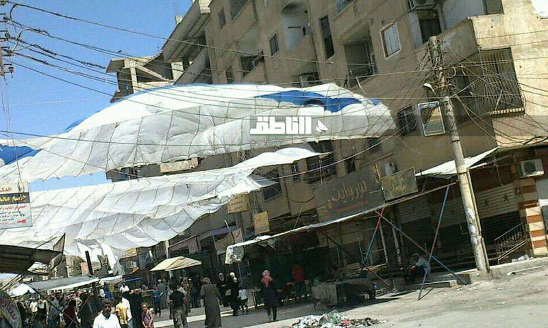 أهالي حي الجورة في دير الزور يحولون مظلات المساعدات إلى سواتر واقية من الشمس (الناظق)