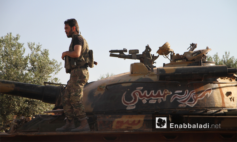مقاتل يعتلي دبابة لفصائل المعارضة جنوب حلب - 3 حزيران 2016 (عنب بلدي)