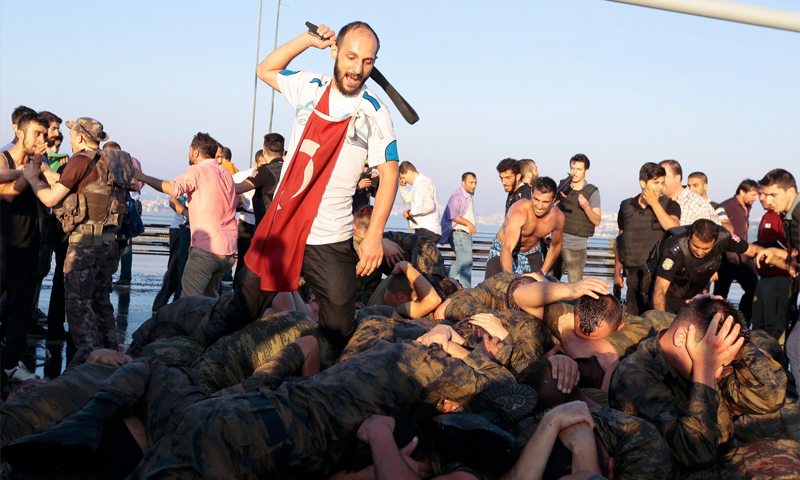 مواطن يضرب جنودًا أتراك شاركوا في محاولة الانقلاب في اسطنبول - 16 تموز 2016 (رويترز)
