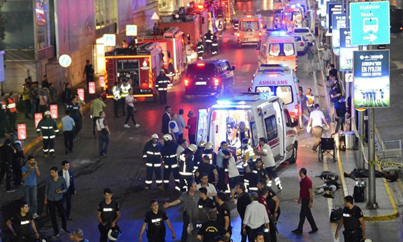 سيارات إسعاف تجلي مصابين إثر الهجوم على مطار أتاتورك (إنترنت)