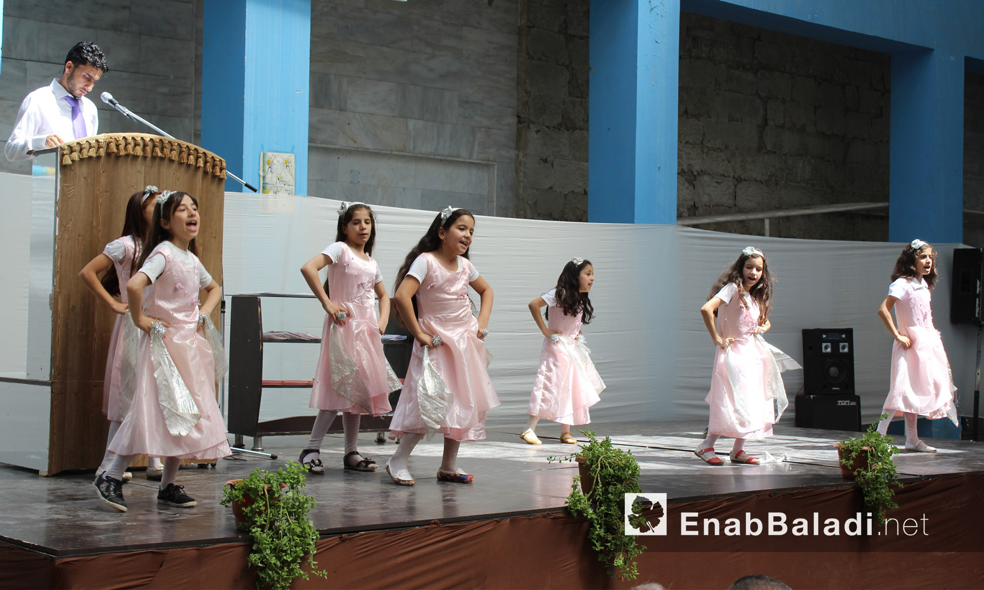 مشهد راقص لطلاب مجموعة "علمني" التعليمية في حي الوعر المحاصر بحمص - الاثنين 25 تموز (عنب بلدي)