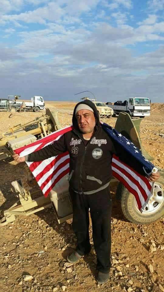 قائد "جيش سوريا الجديد" خزعل السرحان حاملًا العلم الأمريكي على كتفه (ناشطون)
