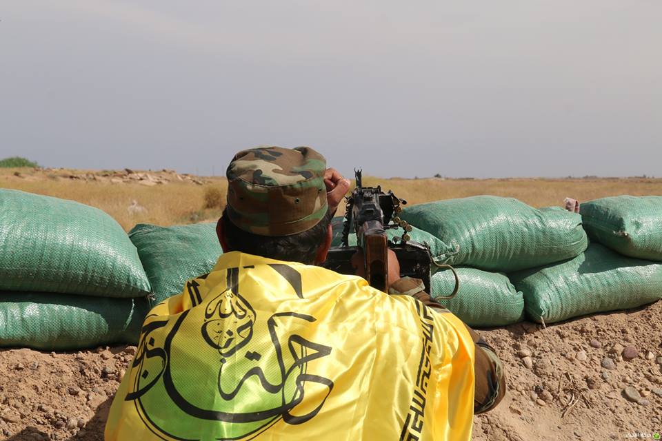 مقاتل في كتائب "حزب الله النجباء" العراقية في ريف حلب (إنترنت) 