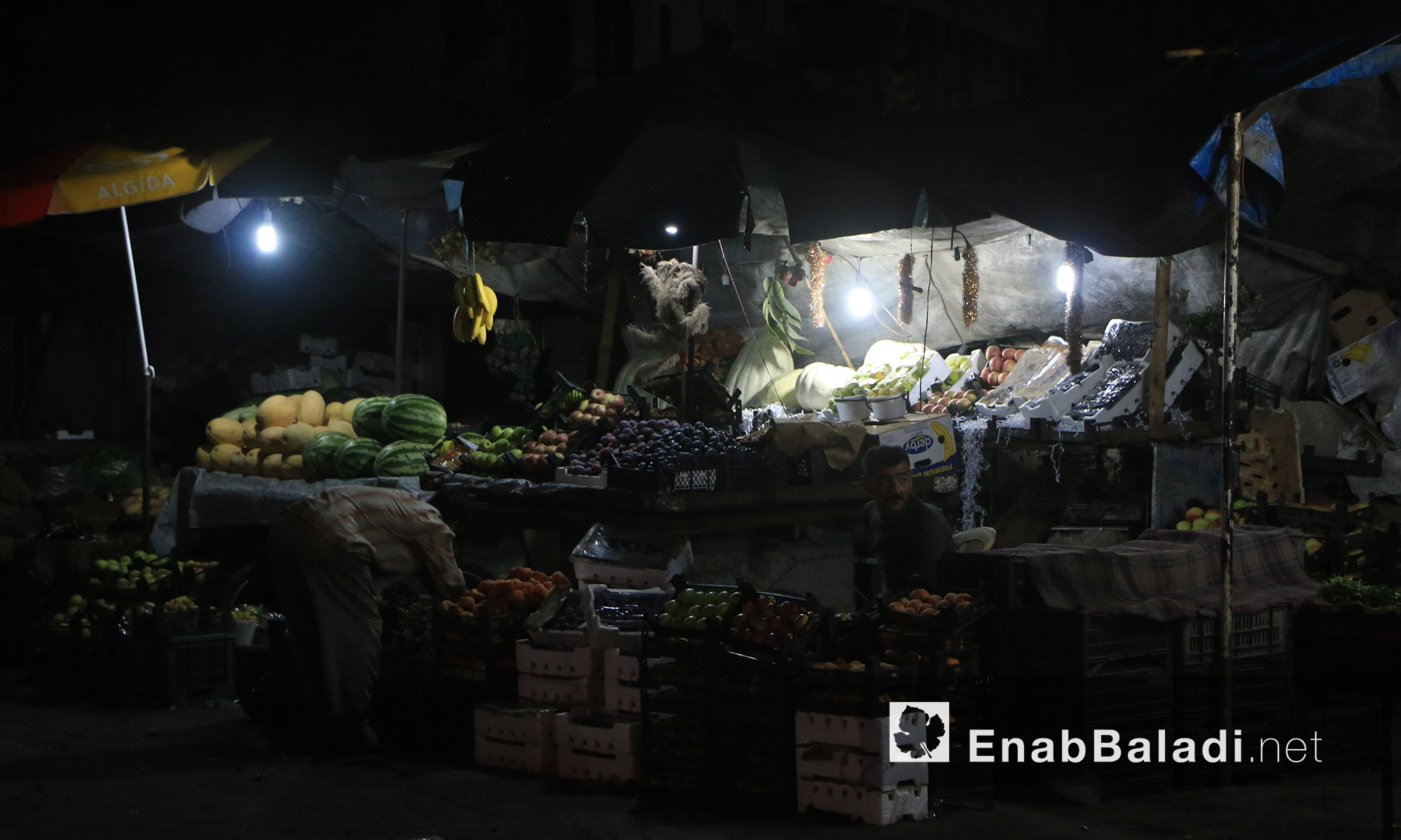 عربات الخضار والفواكه داخل حي الشعار في مدينة حلب - السبت 20 آب (عنب بلدي)