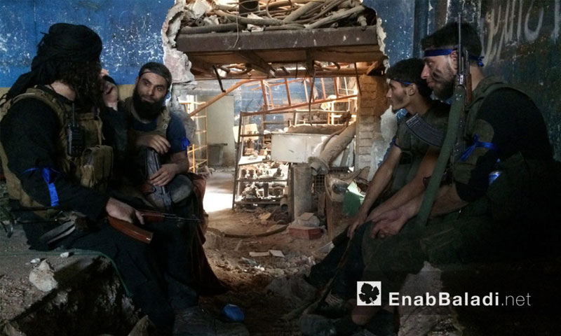 مقاتلون من المعارضة على جبهة الراموسة في حلب - الجمعة 6 آب (أرشيف عنب بلدي)