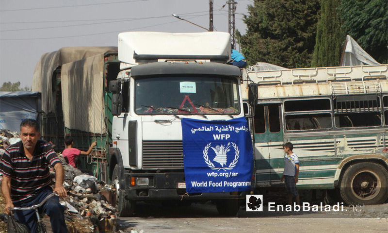 مساعدات أممية داخل حي الوعر المحاصر في حمص - آب 2016 (عنب بلدي)مساعدات أممية داخل حي الوعر المحاصر في حمص - آب 2016 (عنب بلدي)