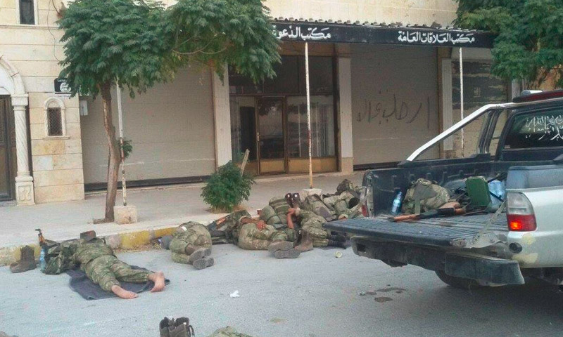 مقاتلو "الجيش الحر" ينامون في شوارع مدينة جرابلس - الخميس 25 آب (فيس بوك)