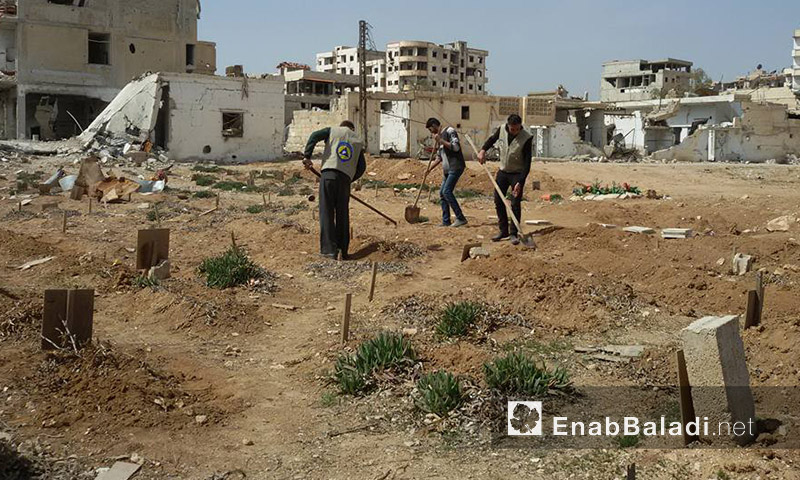 عناصر الدفاع المدني يعيدون ترميم قبور داريا - آذار 2016 (عنب بلدي)