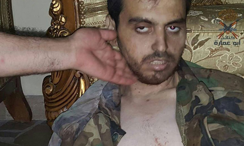ضابط من قوات الأسد أسرته كتائب "أبو عمارة" في مدينة حلب- الجمعة 12 آب (تويتر)