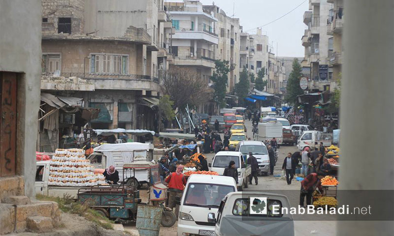 أرشيفية- شاحنات في مدينة إدلب(عنب بلدي)