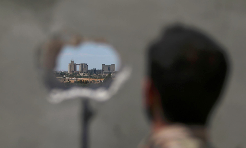 مقاتل من "سوريا الديمقراطية" قرب منبج - 16 حزيران 2016 (REUTERS)