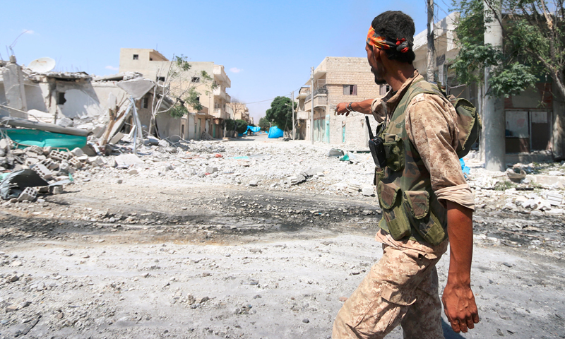 مقاتل من "سوريا الديمقراطية" في منبج - 7 آب 2016 (Reuters)