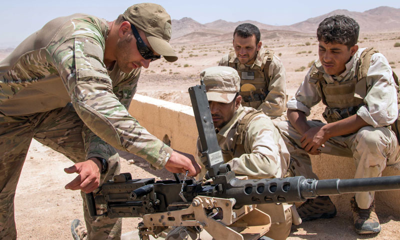 جندي أمريكي يدرب عناصر من جيش "سوريا الجديد" (أعماق)