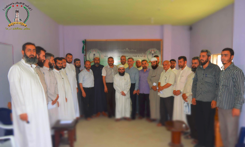 الخطيب (منتصف الصورة) يتوسط أعضاء مديرية الأوقاف عقب تشكيل المديرية في درعا - آب 2016 (مجلس محافظة درعا)