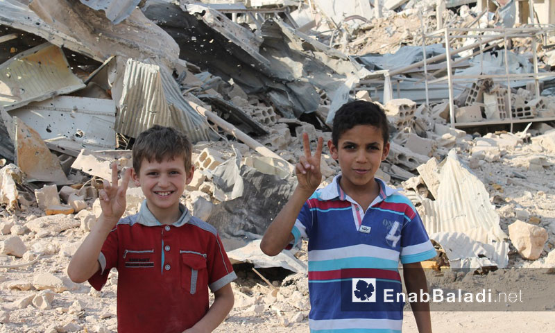 طفلان في مدينة داريا- 16 آب 2016 (عنب بلدي)