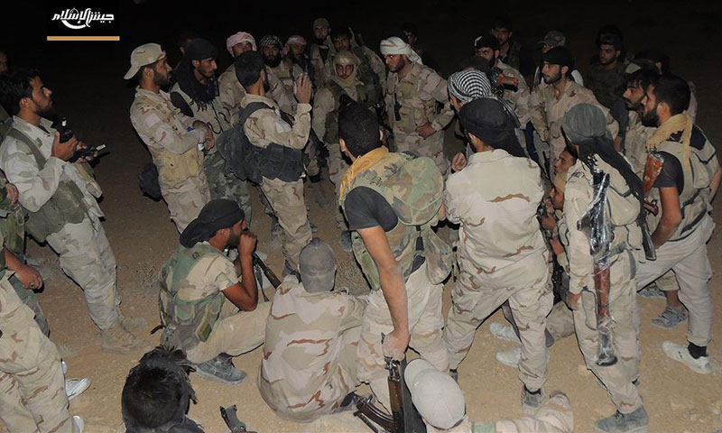مقاتلون من "جيش الإسلام" قبل التوجه إلى معركة القلمون- الأحد 14 آب (تويتر)